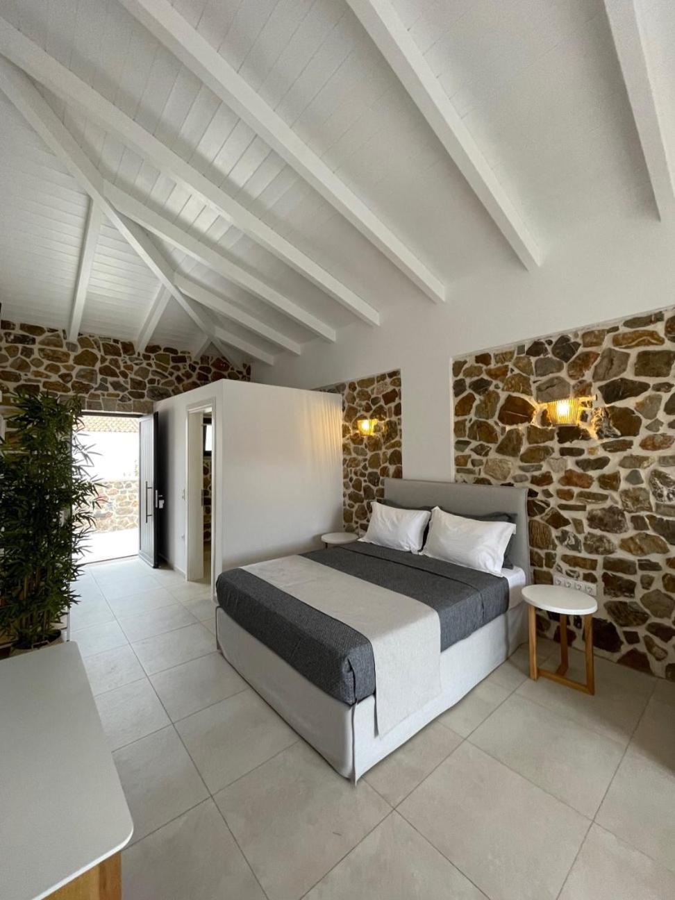 Trocadero Luxury Suites 埃尔米奥尼 外观 照片