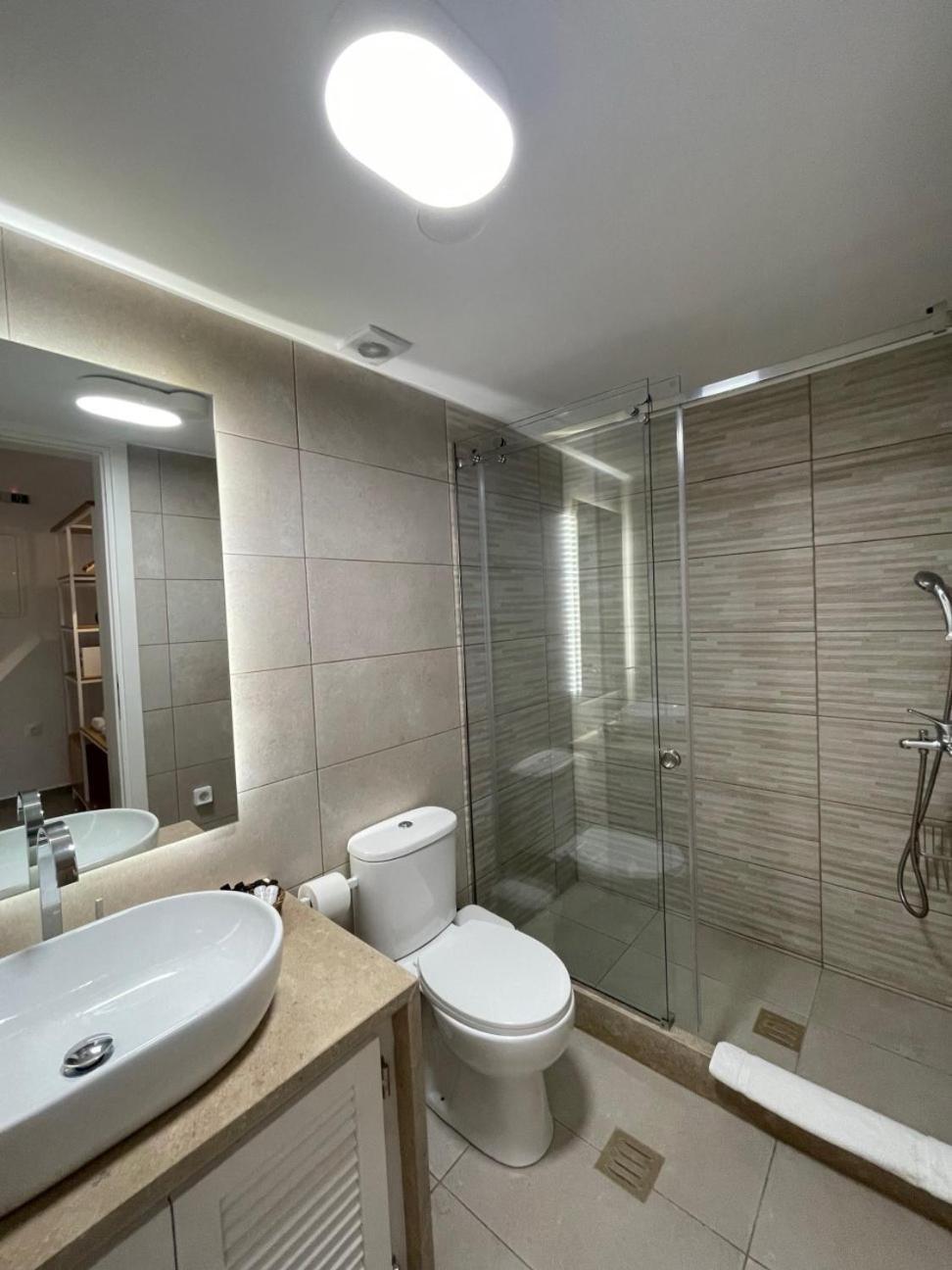 Trocadero Luxury Suites 埃尔米奥尼 外观 照片