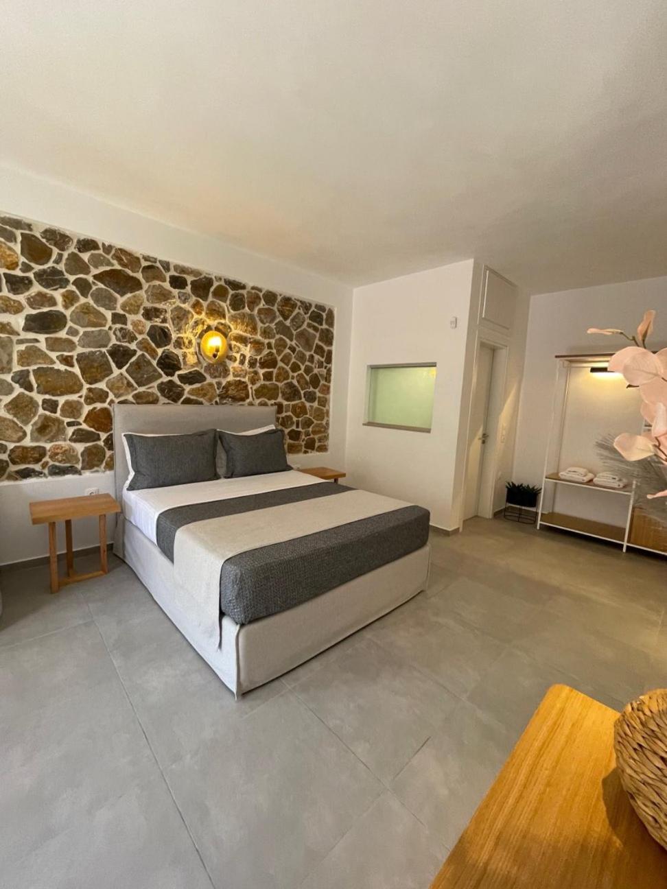 Trocadero Luxury Suites 埃尔米奥尼 外观 照片