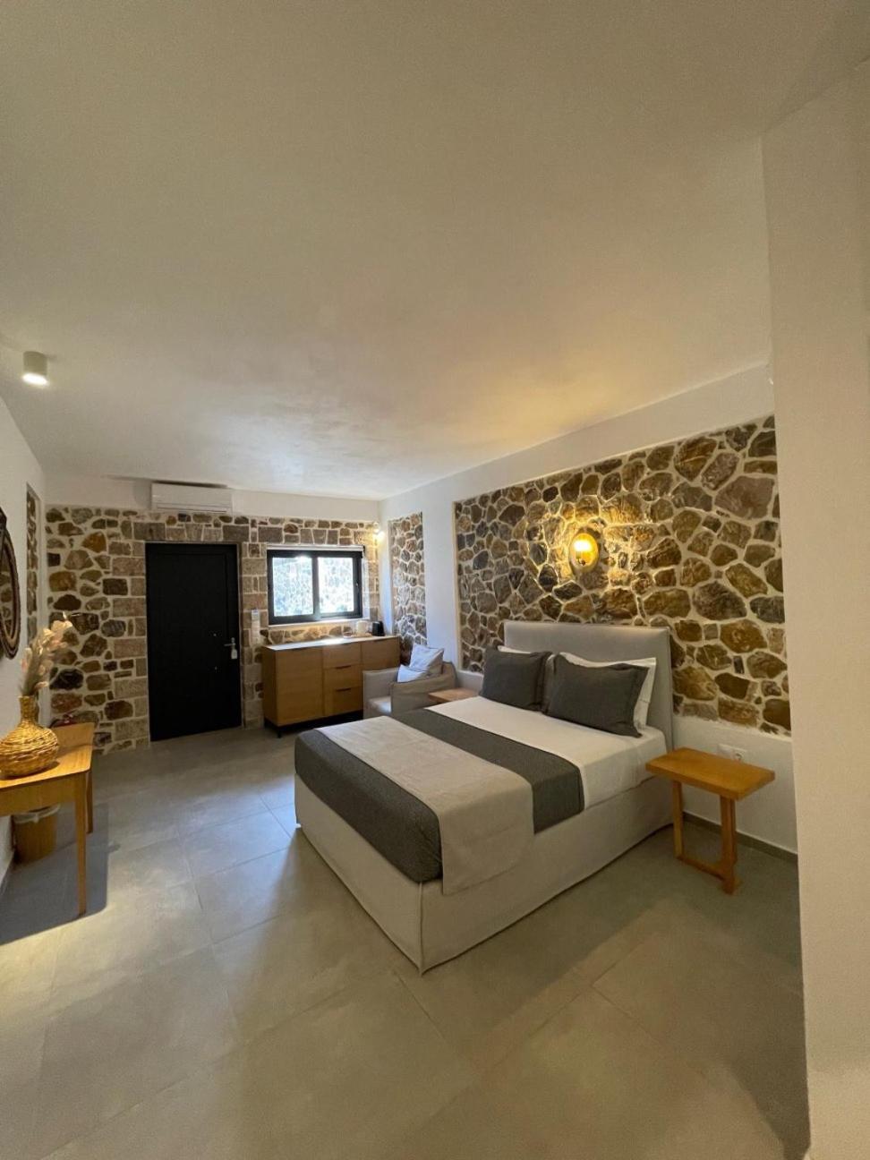 Trocadero Luxury Suites 埃尔米奥尼 外观 照片
