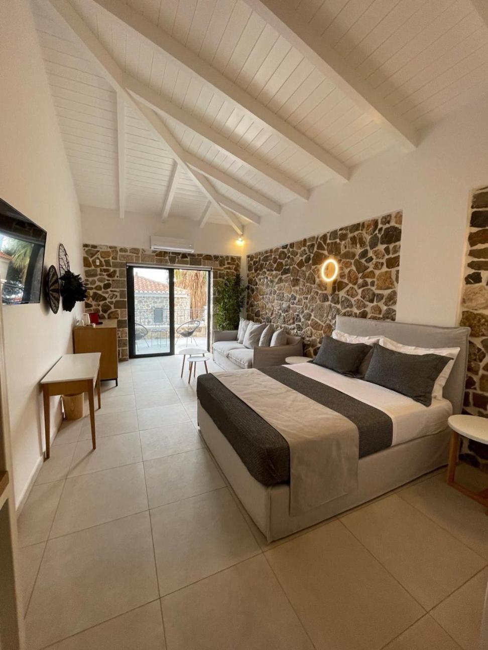 Trocadero Luxury Suites 埃尔米奥尼 外观 照片